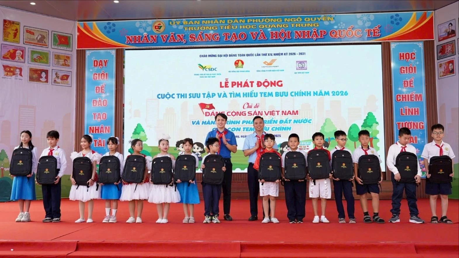 Ban tổ chức trao tặng quà cho các em thiếu nhi tại lễ phát động.