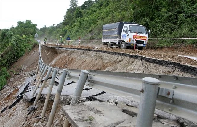 Theo thông kê, toàn tuyến Quốc lộ 7 từ xã Con Cuông đến xã Mường Xén có 26 điểm sạt lở ta luy âm.