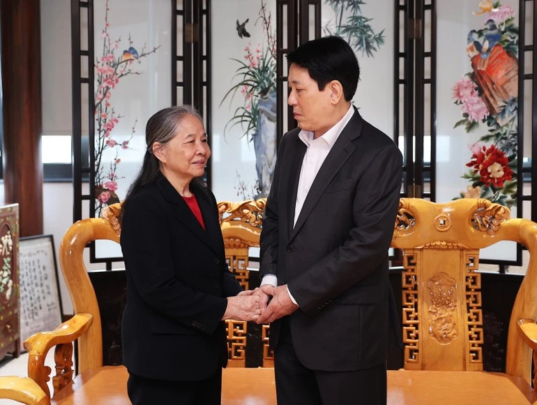 Chủ tịch nước Lương Cường thăm hỏi, chúc Tết bà Ngô Thị Mận, Phu nhân Tổng Bí thư Nguyễn Phú Trọng.