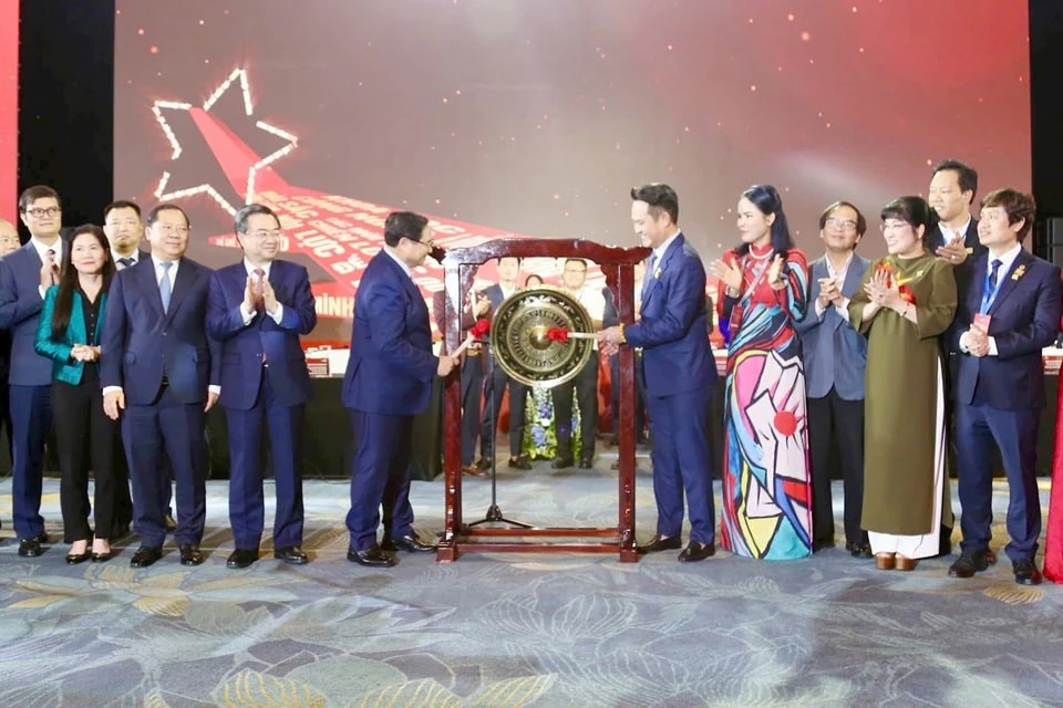Thủ tướng Phạm Minh Chính cùng các doanh nhân thực hiện nghi thức đánh cồng, khởi động một giai đoạn phát triển mới của khu vực kinh tế tư nhân Việt Nam.