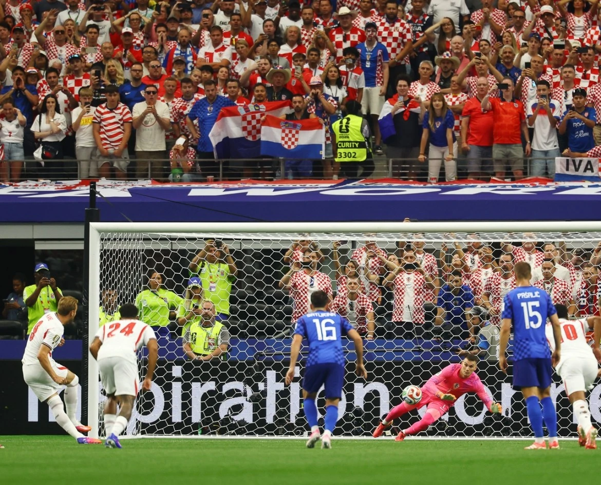 Thủ thành Livakovic đẩy được cú sút đầu tiên của Harry Kane.