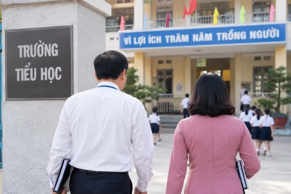 Viên chức giáo dục giữ chức danh lãnh đạo, quản lý chịu tác động trực tiếp từ việc sắp xếp cơ sở giáo dục và có nguyện vọng nghỉ việc theo phương án sắp xếp có thể được xem xét giải quyết chính sách tinh giản biên chế. Ảnh: AI
