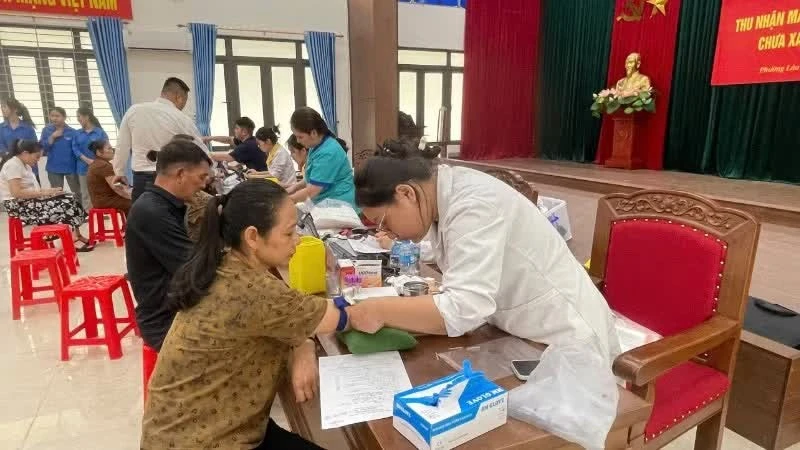Lực lượng chức năng lấy mẫu ADN phục vụ công tác xác định danh tính liệt sĩ. (Ảnh: CÔNG HẢI)