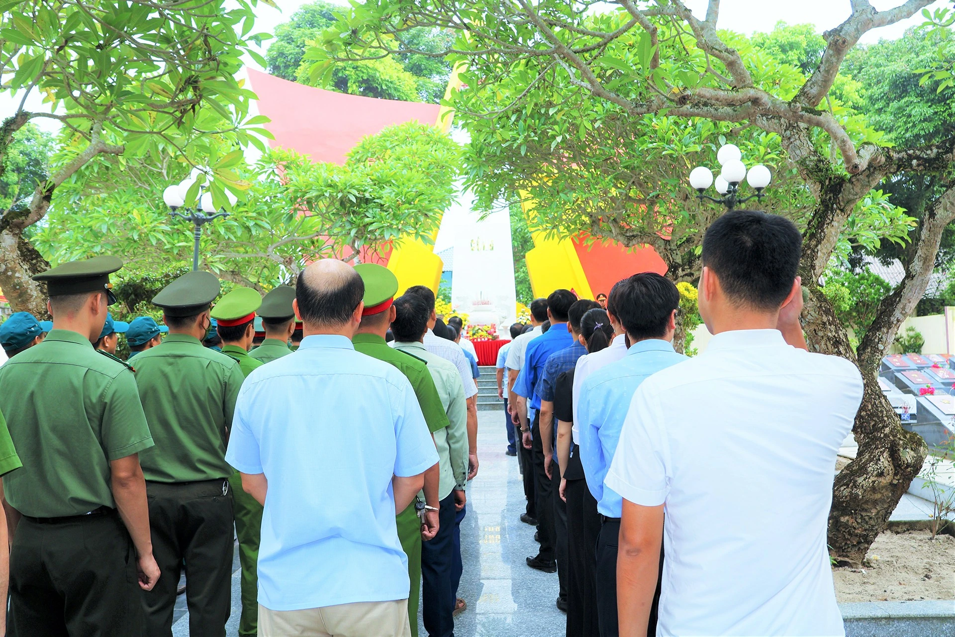 cac-dai-bieu-cong-chuc-vien-chuc-luc-luong-vu-trang-xa-luc-yen-vieng-nghia-trang-liet-si-xa.jpg