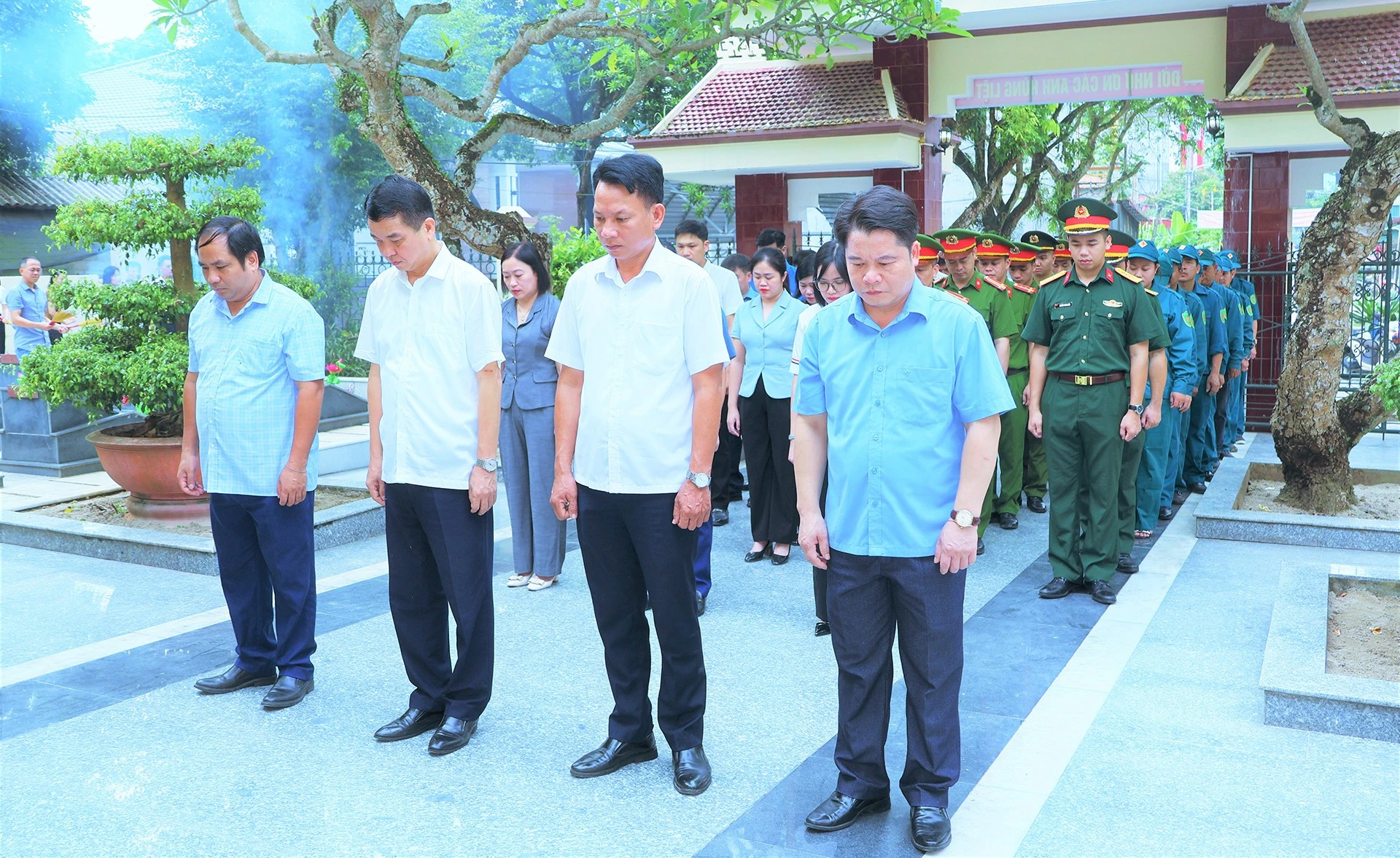 cac-dai-bieu-danh-1-phut-tuong-niem-cac-anh-hung-liet-si.jpg