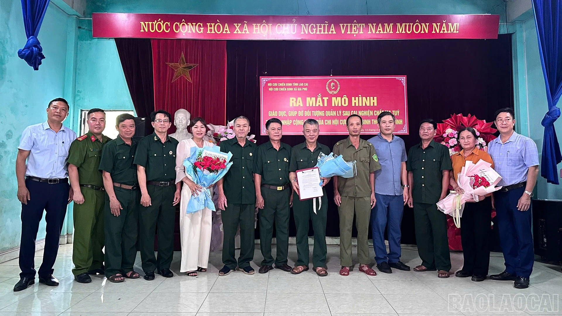 Các đồng chí lãnh đạo xã và cựu chiến binh xã Gia Phú chụp ảnh lưu niệm với thành viên mô hình.