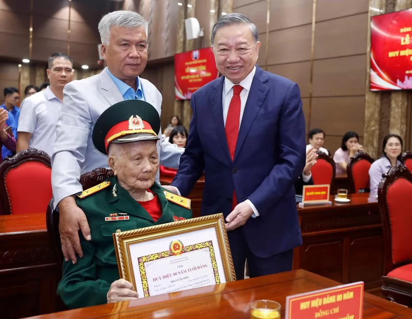 Tổng Bí thư, Chủ tịch nước Tô Lâm trao tặng Huy hiệu 80 năm tuổi Đảng cho các đồng chí lão thành cách mạng tại Hà Nội.