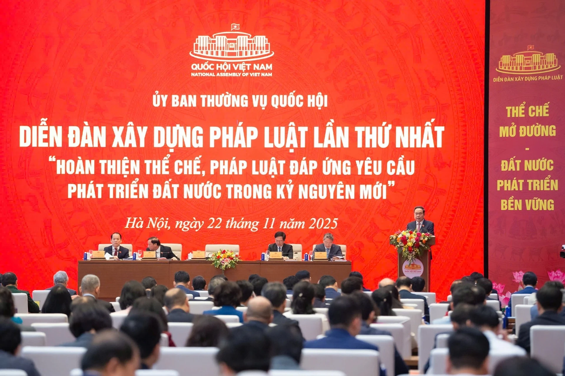 Toàn cảnh diễn đàn xây dựng pháp luật lần thứ nhất.