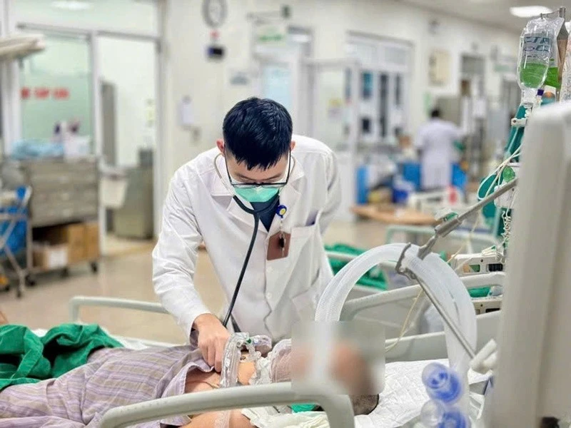 Một số dịch bệnh có xu hướng giảm nhưng nhiều loại khác lại như Covid-19, sốt xuất huyết, tay chân miệng lại tăng cao. Ảnh minh họa
