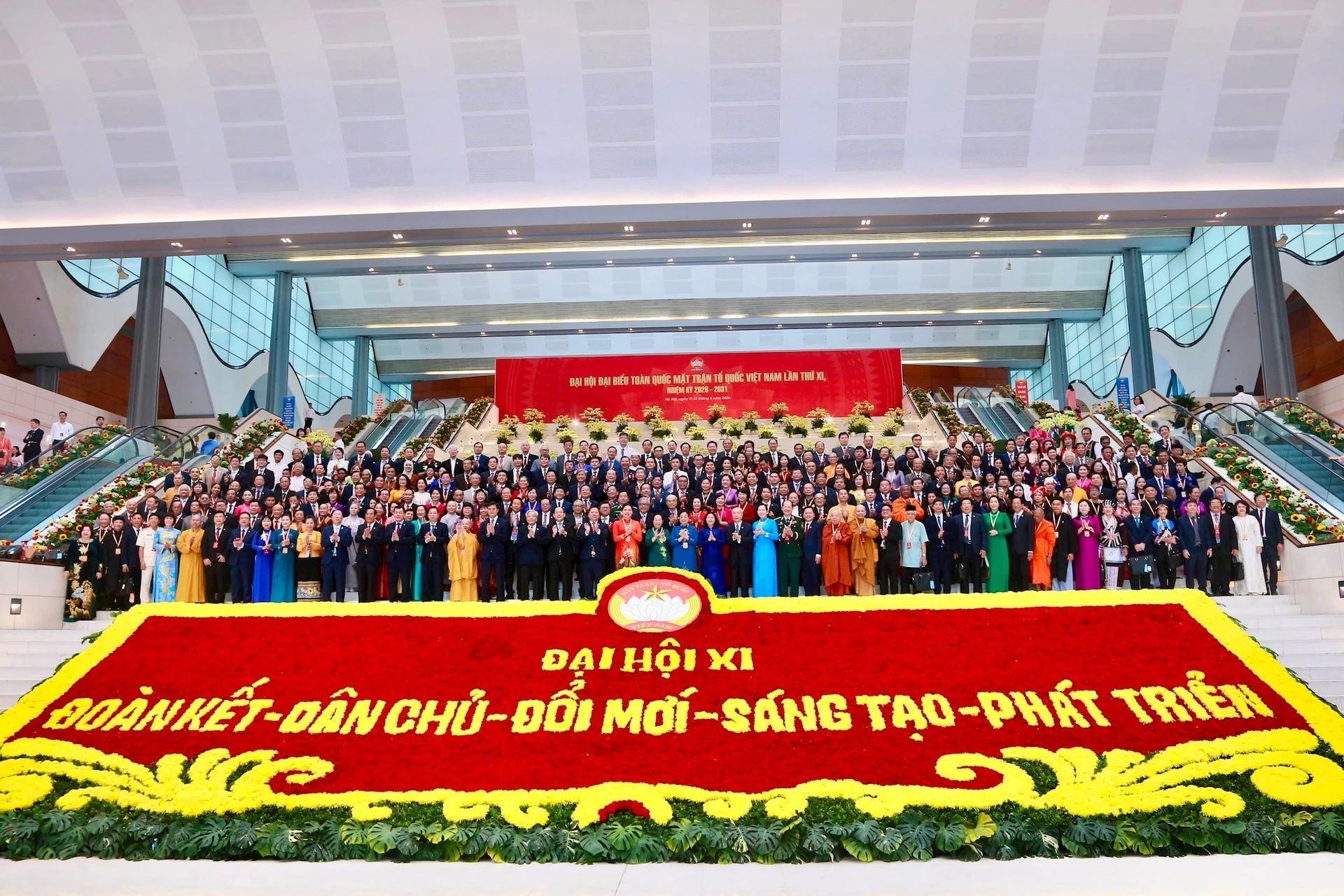 Toàn thể Ủy ban Trung ương MTTQ Việt Nam khóa XI, nhiệm kỳ 2026 - 2031 chụp ảnh lưu niệm tại sảnh Trung tâm Hội nghị Quốc gia. (Ảnh: Dương Dũng).