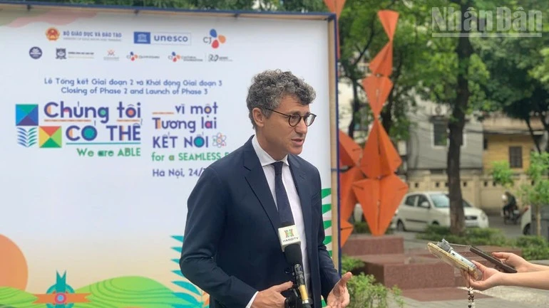 Ông Jonathan Wallace Baker, Trưởng đại diện UNESCO tại Việt Nam chia sẻ với báo chí tại sự kiện.