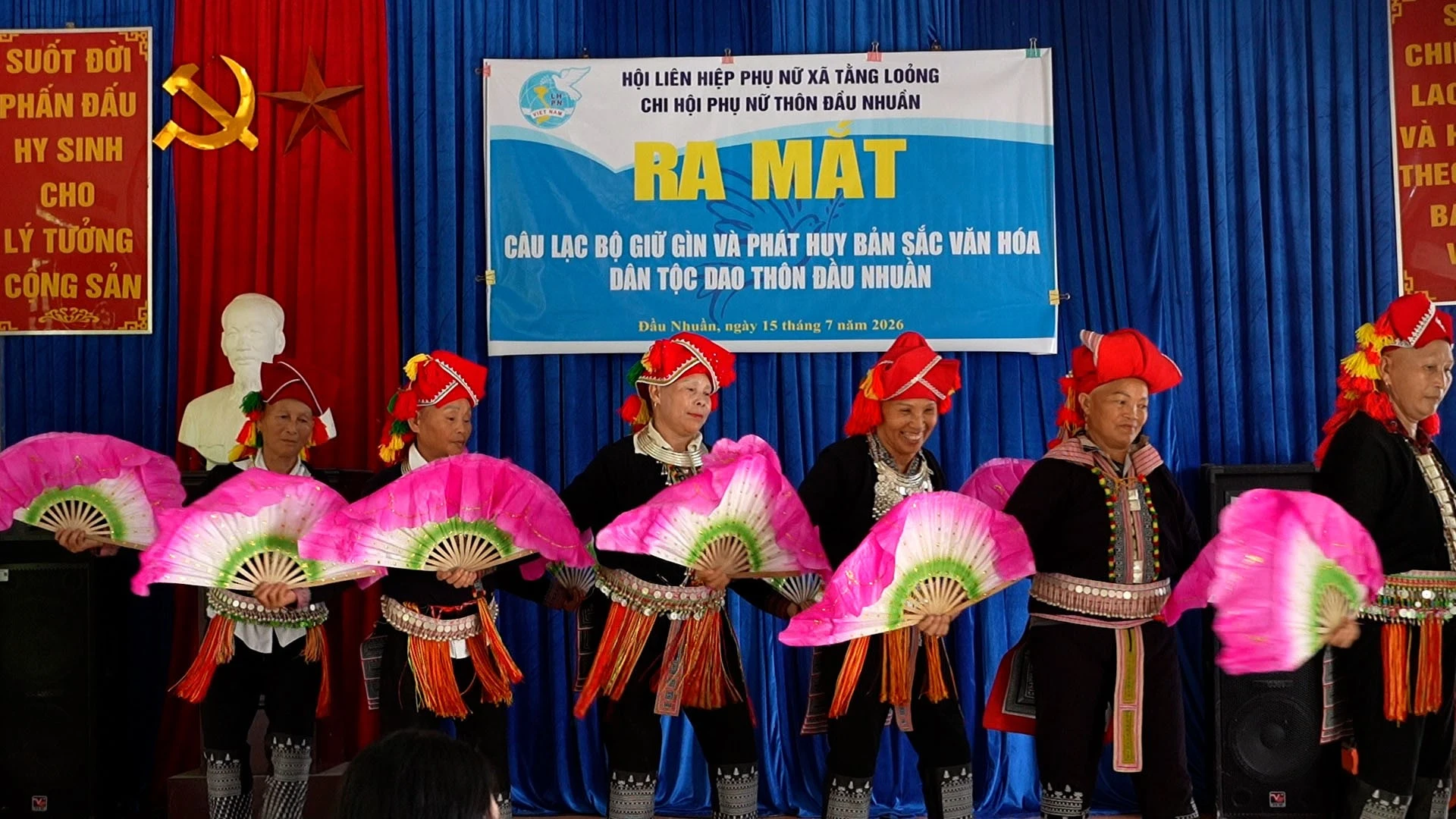 cac-thanh-vien-cau-lac-bo-bieu-dien-cac-dieu-mua-tuyen-thong.jpg