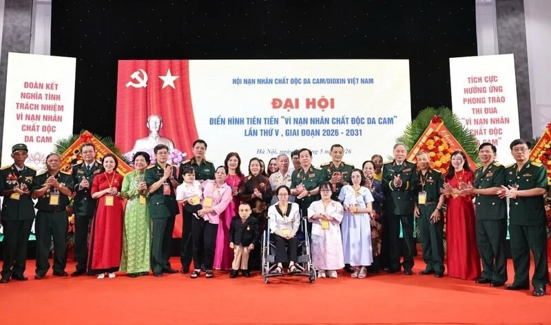 Ủy viên Bộ Chính trị, Bí thư Trung ương Đảng, Chủ tịch Ủy ban Trung ương MTTQ Việt Nam Bùi Thị Minh Hoài chụp ảnh lưu niệm tại Đại hội điển hình tiên tiến "Vì nạn nhân chất độc da cam" toàn quốc lần thứ V đã được tổ chức ngày 27/5/2026 tại Hà Nội. Ảnh: Minh Đức
