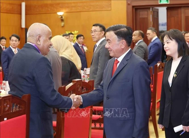 Thường trực Ban Bí thư Trần Cẩm Tú cùng Trưởng đoàn chính đảng các nước ASEAN.