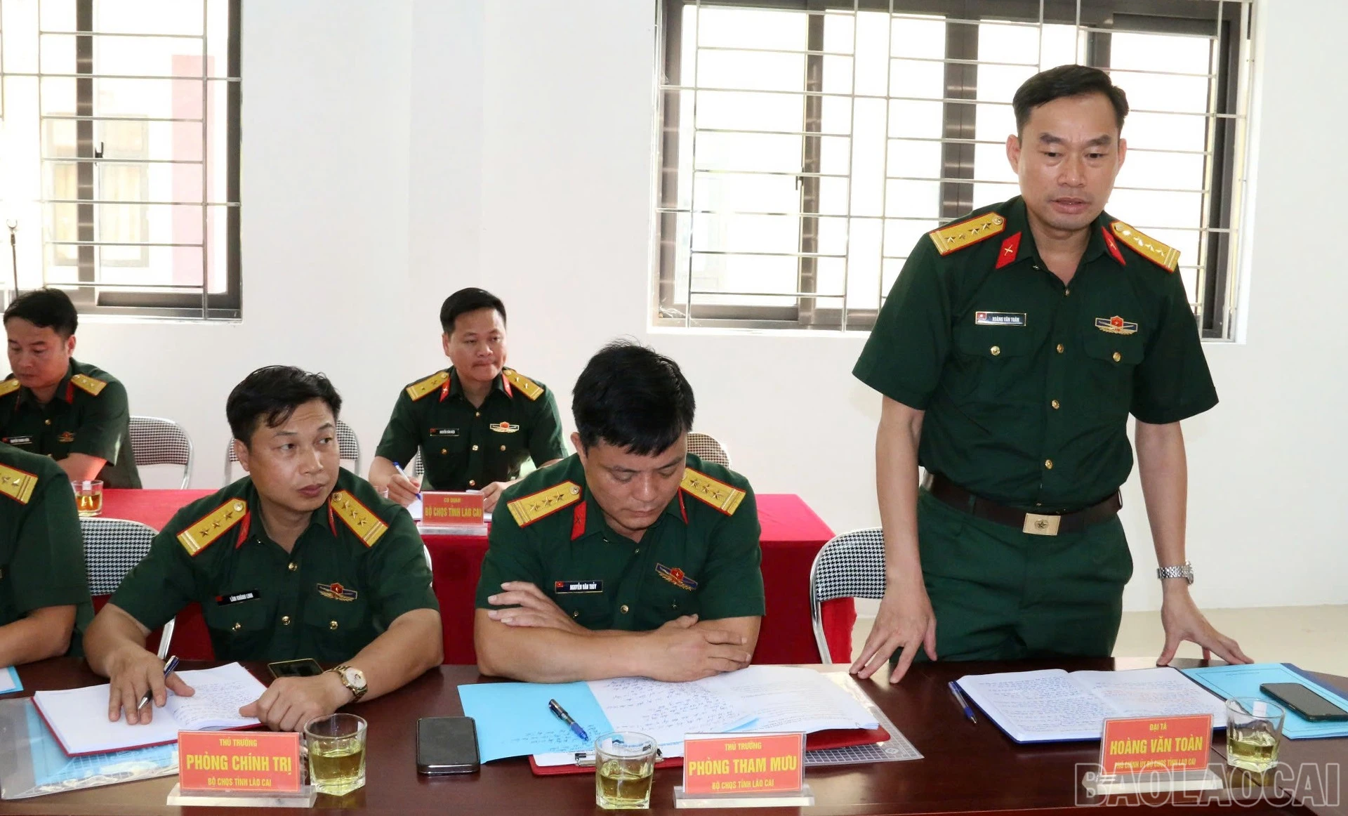 Đại tá Hoàng Văn Toàn - Phó Chính ủy Bộ CHQS tỉnh Lào Cai phát biểu.