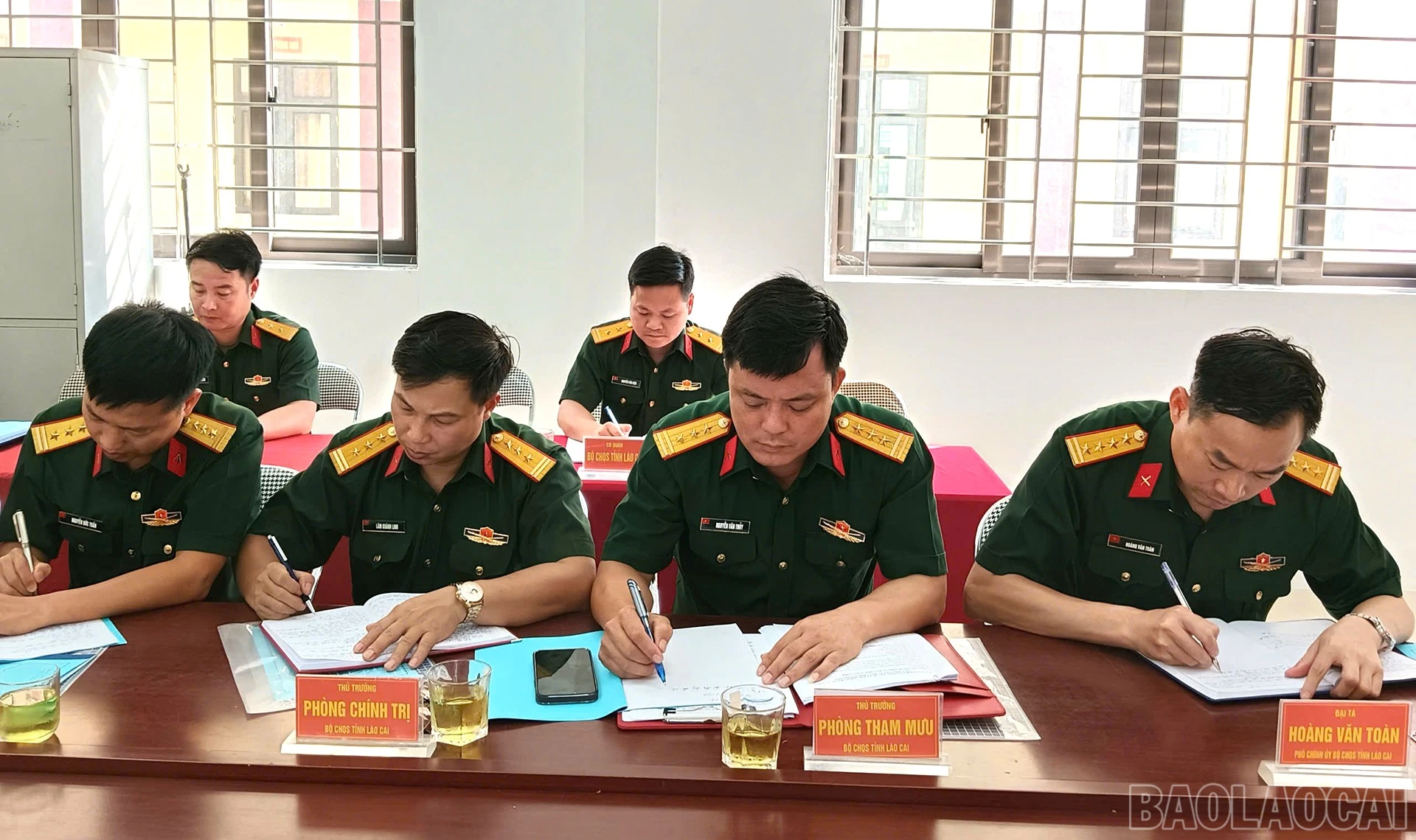 Các đại biểu tham dự buổi kiểm tra.
