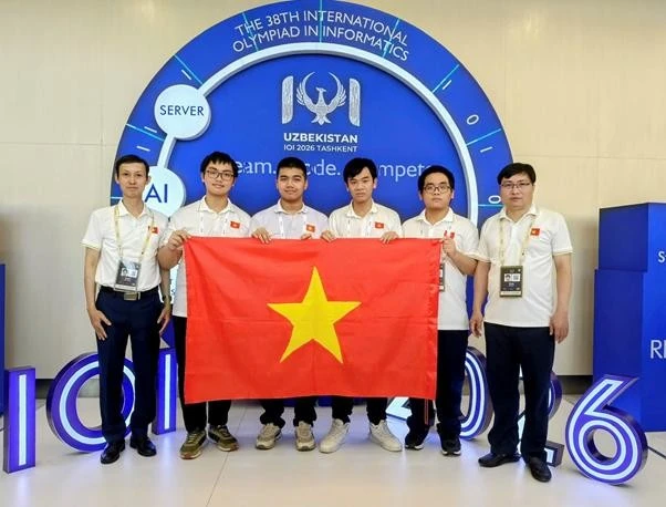 Từ trái sang phải: Thầy Đỗ Phan Thuận -Trưởng đoàn, em Nguyễn Khánh Phúc, em Nguyễn Bùi Đức Dũng, em Đặng Huy Hậu, em Nguyễn Hữu Tuấn, Thầy Đỗ Đức Đông - Phó Trưởng đoàn. Ảnh: MOET