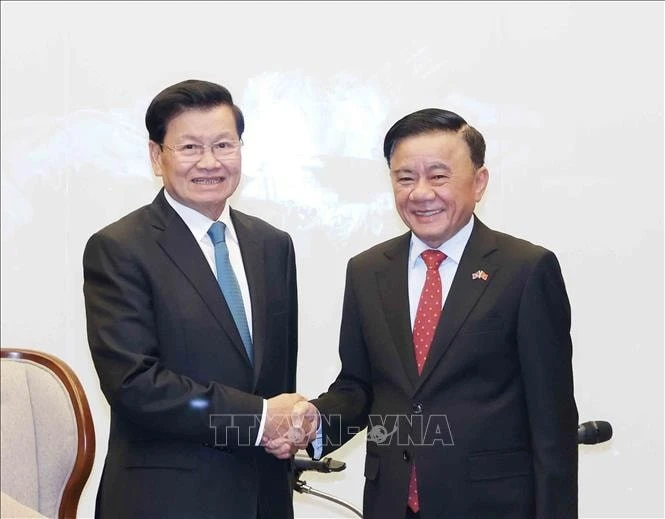 Thường trực Ban Bí thư Trần Cẩm Tú với Tổng Bí thư, Chủ tịch nước Lào Thongloun Sisoulith.