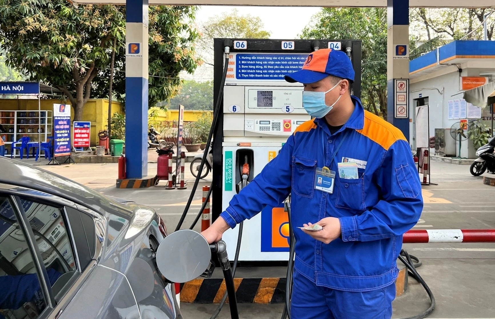 Hai mặt hàng xăng giảm nhẹ giá bán từ 15h ngày 24-7.