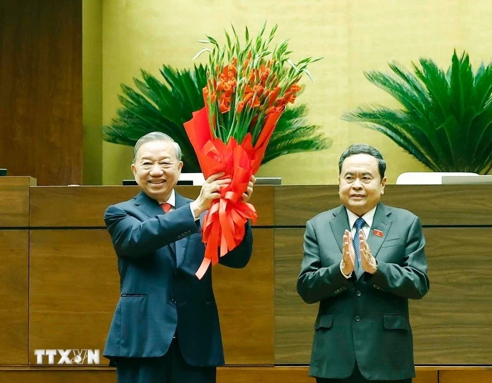 Chủ tịch Quốc hội Trần Thanh Mẫn thay mặt lãnh đạo Đảng, Nhà nước và Đại biểu Quốc hội khóa XVI tặng hoa chúc mừng Tổng Bí thư, Chủ tịch nước Tô Lâm.