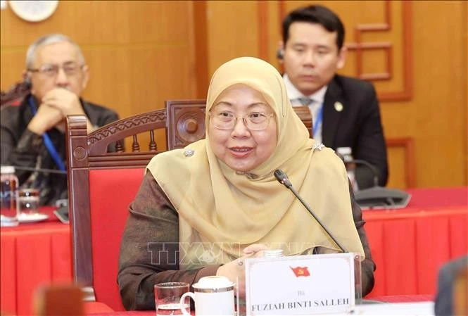 Bà Fuziah Salleh, Tổng Thư ký, Thứ trưởng Bộ Thương mại nội địa Malaysia, đại diện Đảng Công lý Nhân dân (PKR) phát biểu.