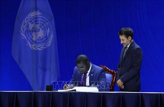Đại diện Guinea-Bissau ký Công ước của Liên hợp quốc về Chống tội phạm mạng.