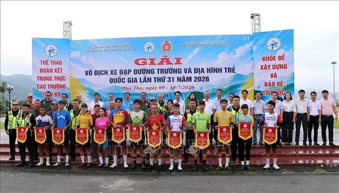 Ban Tổ chức tặng cờ lưu niệm cho các đơn vị tham gia.