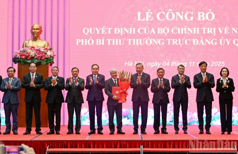 Tổng Bí thư Tô Lâm, Chủ tịch Quốc hội Trần Thanh Mẫn, Thường trực Ban Bí thư Trần Cẩm Tú và các đại biểu chụp ảnh lưu niệm tại buổi lễ.