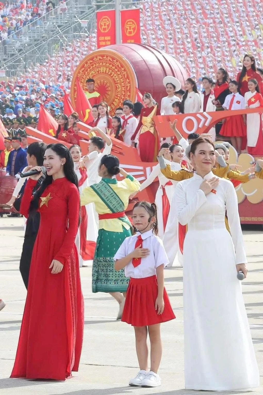 Ca sĩ Mỹ Tâm, Hòa Minzy và bé Hà Thủy Tiên hát Quốc ca ở Quảng trường Ba Đình, Hà Nội sáng 2/9/2025 (Ảnh: CTV).