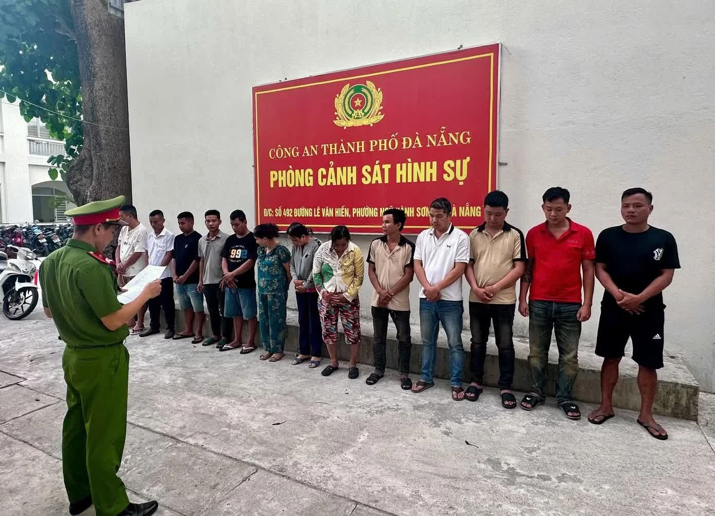 Triệt phá đường dây cá độ bóng đá, số đề ở Đà Nẵng. Ảnh CA