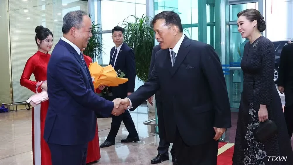 Chủ nhiệm Văn phòng Chủ tịch nước Lê Khánh Hải đón Nhà vua Vương quốc Thái Lan Maha Vajiralongkorn Phra Vajiraklaochaoyuhua và Hoàng hậu tại sân bay quốc tế Nội Bài, Hà Nội. (Ảnh: TTXVN)