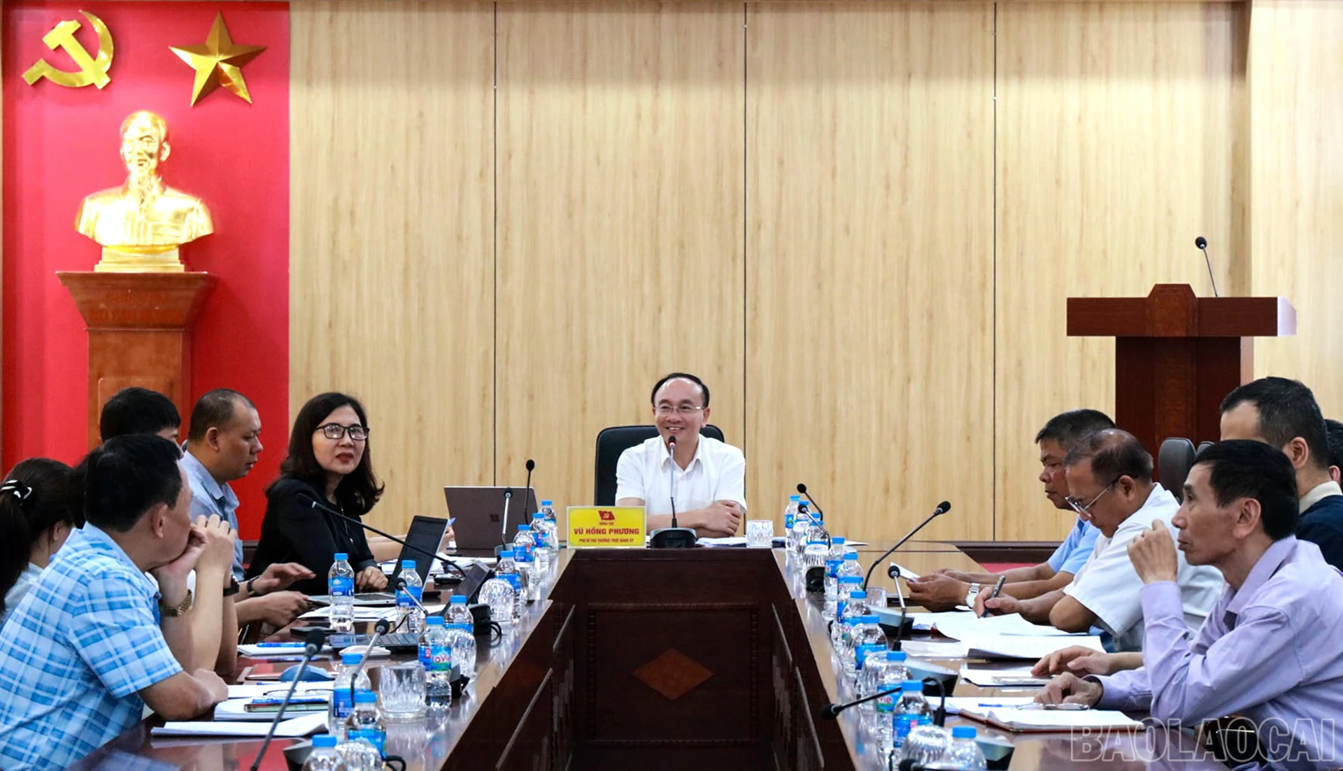 Đại biểu dự buổi làm việc tại điểm cầu Đảng ủy xã Bát Xát.