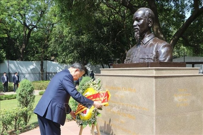 Tổng Bí thư, Chủ tịch nước Tô Lâm đặt vòng hoa tưởng niệm Bác Hồ tại Tượng Chủ tịch Hồ Chí Minh, trong Công viên G20 ở thủ đô New Delhi.