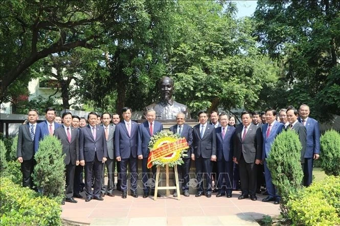 Tổng Bí thư, Chủ tịch nước Tô Lâm và Đoàn đại biểu cấp cao Việt Nam đến đặt vòng hoa tưởng niệm tại Tượng Chủ tịch Hồ Chí Minh, trong Công viên G20 ở thủ đô New Delhi.