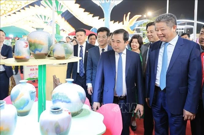 Các đại biểu tham quan các gian hàng.