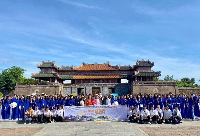 Sinh viên ngành Quản trị Dịch vụ Du lịch và Lữ hành trong chuyến đi thực tế Kiến tập tổng hợp tại Đại Nội Huế.