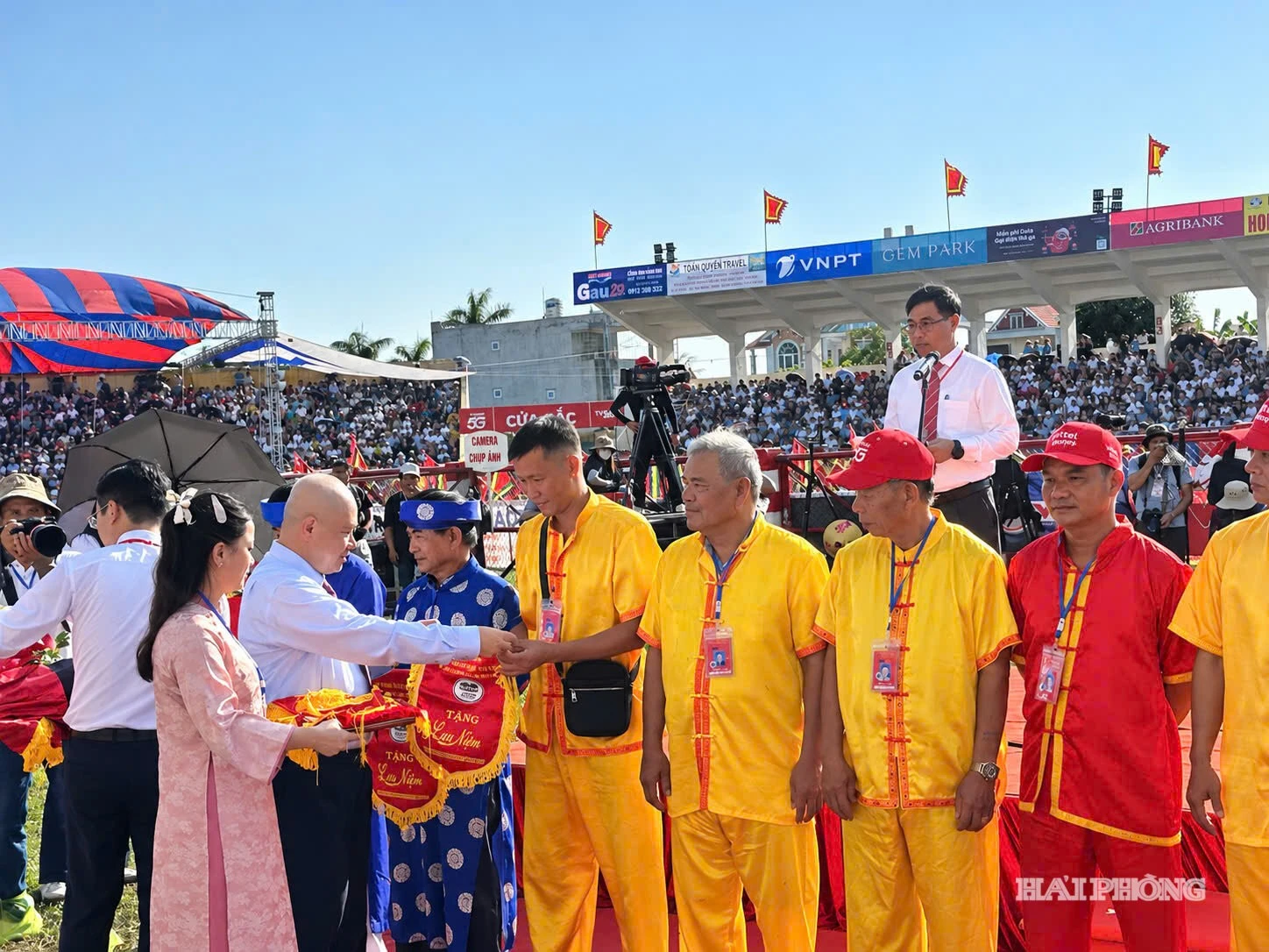 Đồng chí Đỗ Thành Trung, Phó Bí thư Thành ủy, Chủ tịch UBND thành phố trao cờ lưu niệm tặng các chủ trâu tham dự vòng chung kết Lễ hội chọi trâu truyền thống Đồ Sơn VTV - 2026.