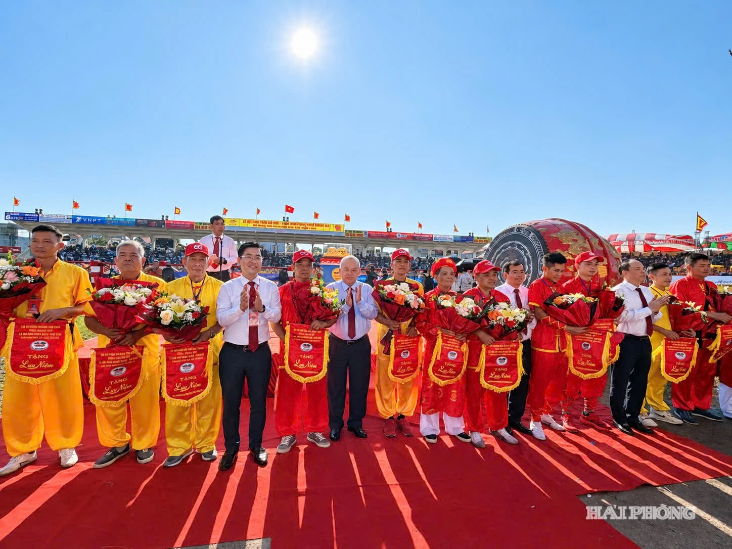 Đồng chí Đỗ Thành Trung, Phó Bí thư Thành ủy, Chủ tịch UBND thành phố tặng hoa chúc mừng các chủ trâu tham dự vòng chung kết Lễ hội chọi trâu truyền thống Đồ Sơn VTV - 2026.