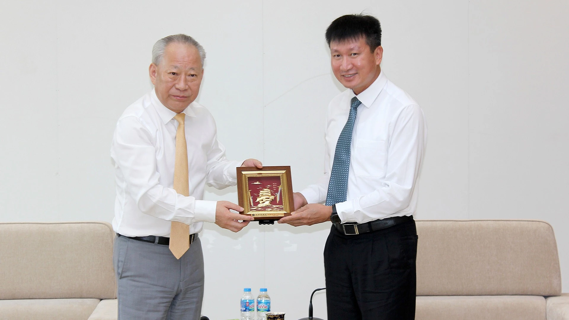 Ông Nghiêm Giới Hòa, Người sáng lập Tập đoàn Xây dựng Thái Bình Dương, Chủ tịch Viện Nghiên cứu Trang Nghiêm tặng quà lưu niệm cho đồng chí Trần Huy Tuấn - Phó Bí thư Tỉnh ủy, Chủ tịch UBND tỉnh Lào Cai.