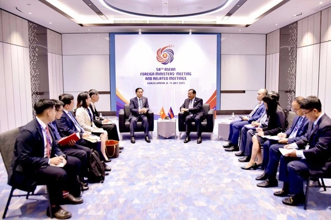 Phó Thủ tướng, Bộ trưởng Ngoại giao Bùi Thanh Sơn gặp Phó Thủ tướng, Bộ trưởng Ngoại giao và Hợp tác quốc tế Campuchia Prak Sokhonn.