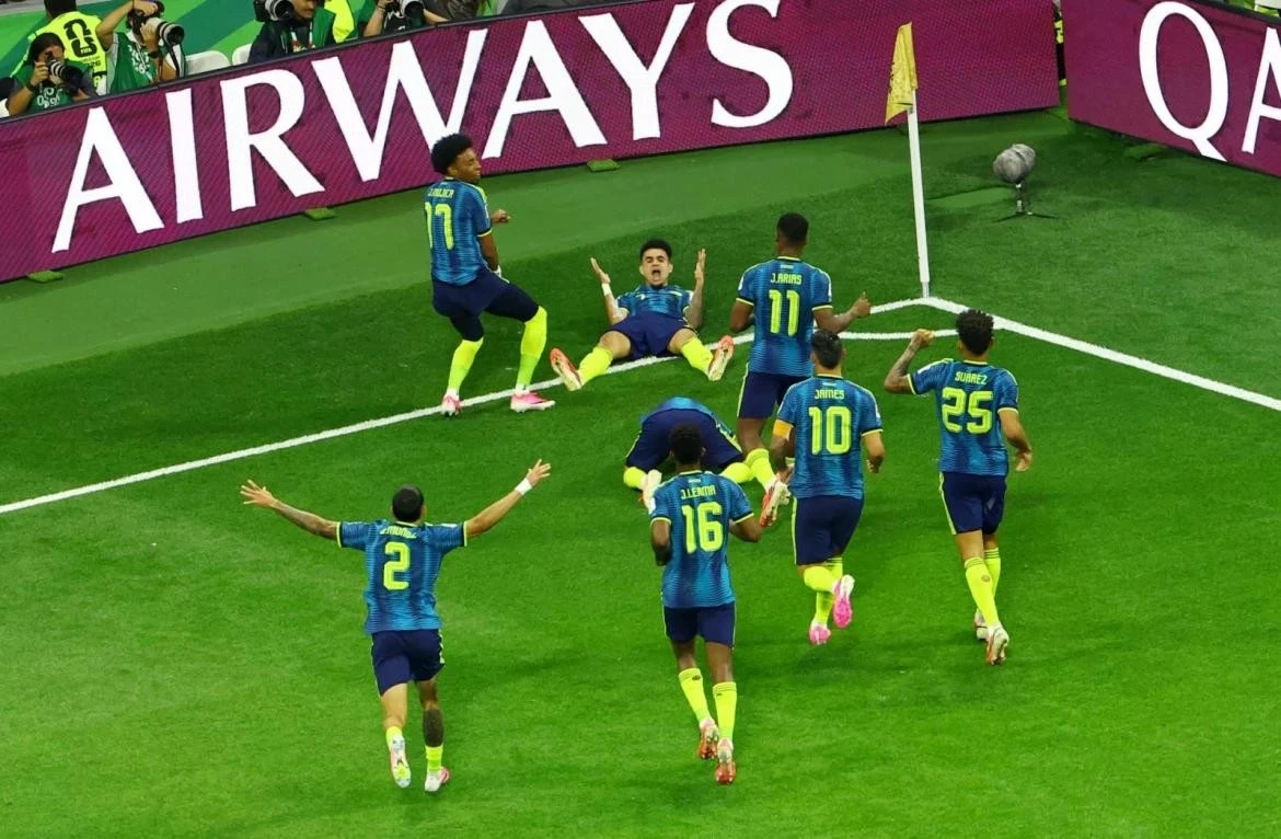 Luis Diaz ăn mừng bàn thắng cùng các đồng đội.