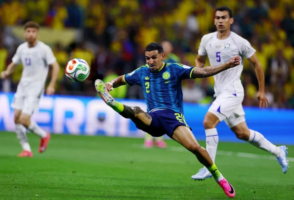Muñoz tung người ghi bàn cho Colombia. (Ảnh: Reuters)
