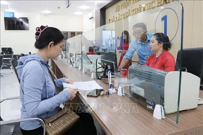 Người dân đến làm thủ tục hành chính tại Trung tâm phục vụ hành chính công phường Phan Rang, tỉnh Khánh Hòa.