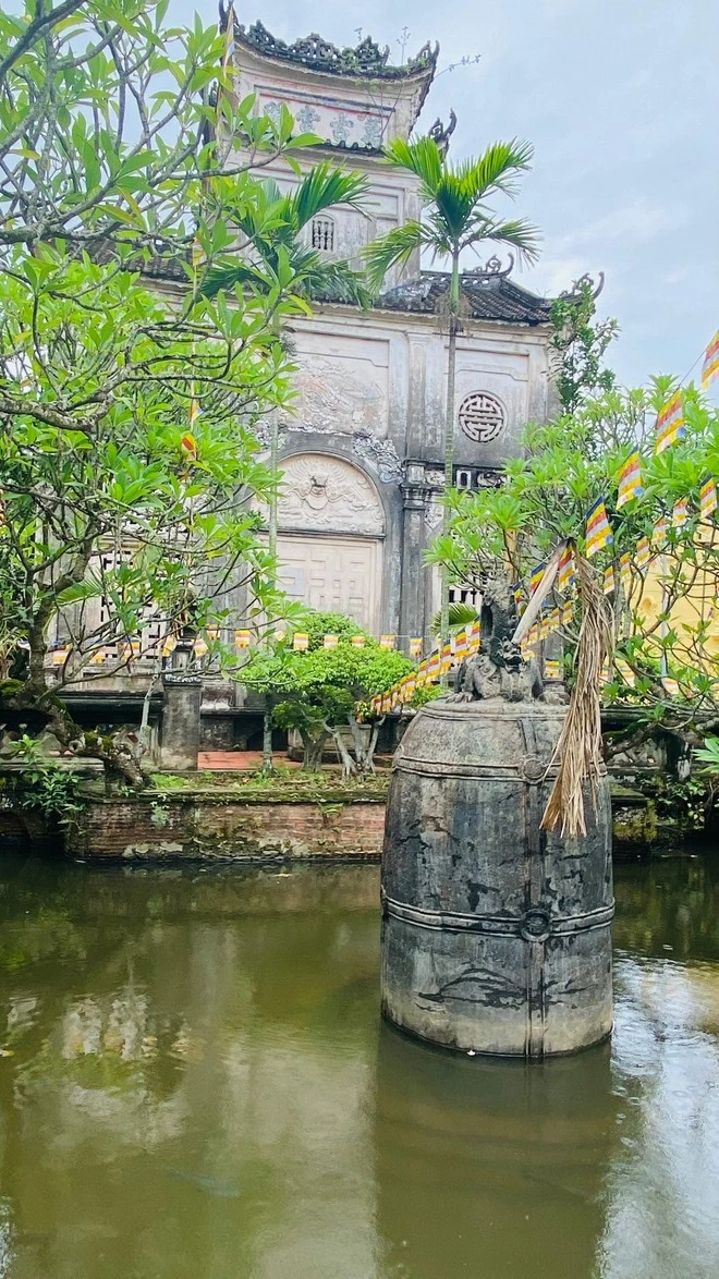 Đại Hồng chung nặng 9 tấn nằm giữa hồ.
