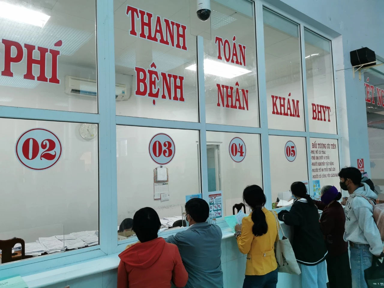 Thank toán BHYT khi khám chữa bệnh.
