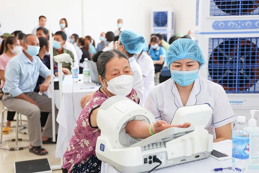 Việc được tăng mức hưởng bảo hiểm y tế sẽ giúp giảm gánh nặng chi phí khám, chữa bệnh đối với người cao tuổi, nhất là nhóm mắc bệnh mạn tính, phải điều trị và tái khám trong thời gian dài. Ảnh: Thảo Bùi