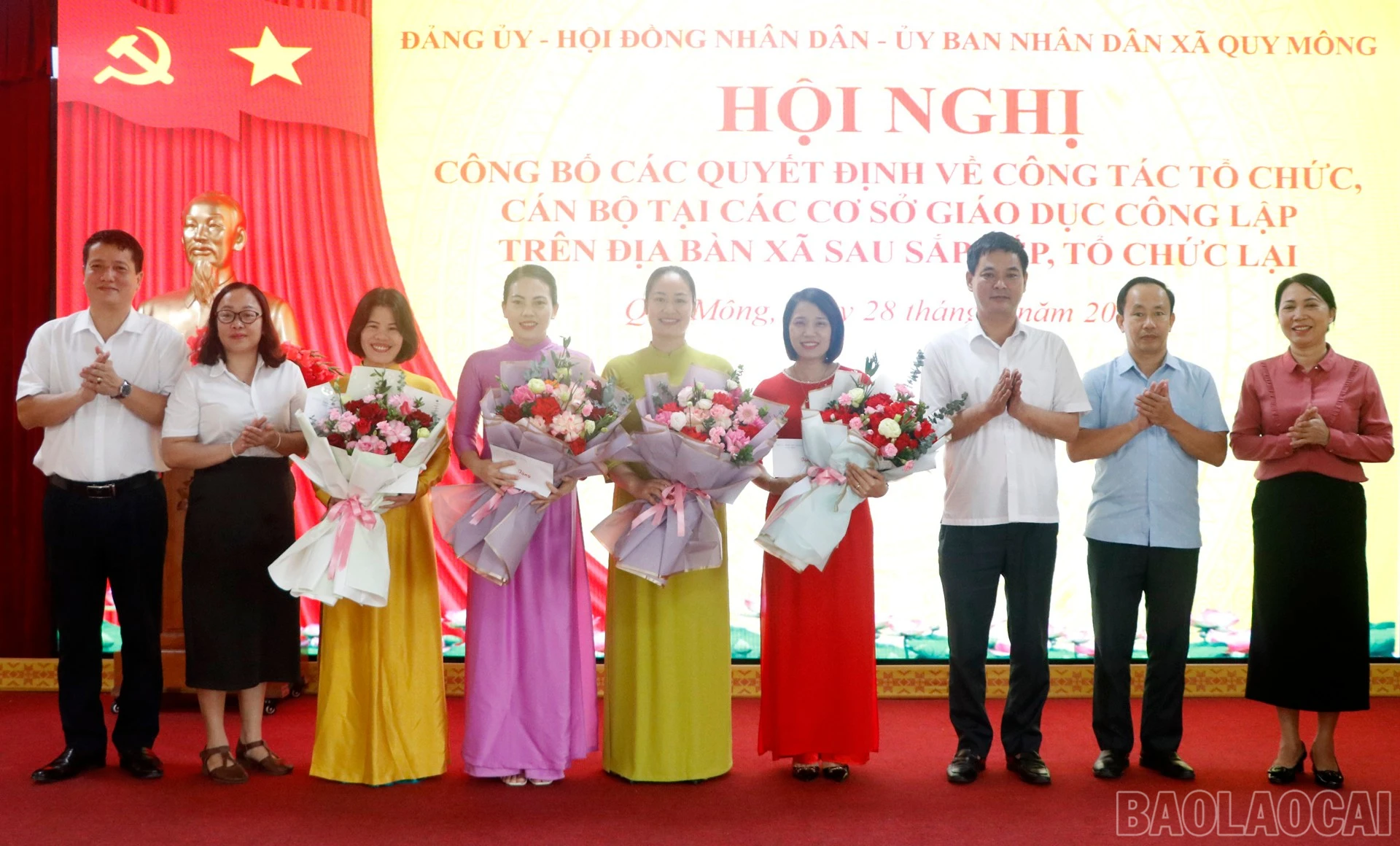 Các đồng chí lãnh đạo xã Quy Mông tặng hoa các đồng chí thôi tham gia công tác quản lý sau sắp xếp lại cơ sở giáo dục.