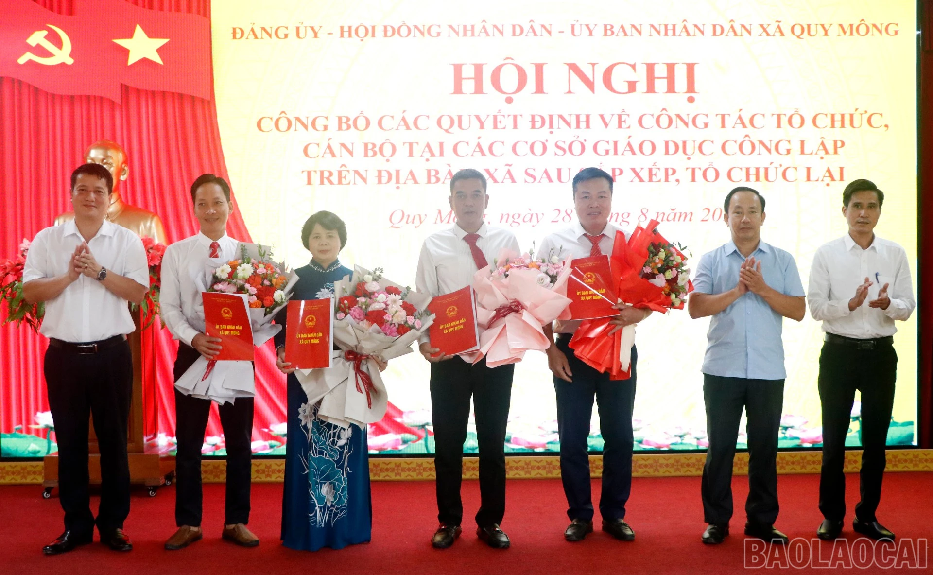 Các đồng chí lãnh đạo xã Quy Mông trao quyết định và tặng hoa chúc mừng các đồng chí trong Ban Giám hiệu Trường THCS Quy Mông.