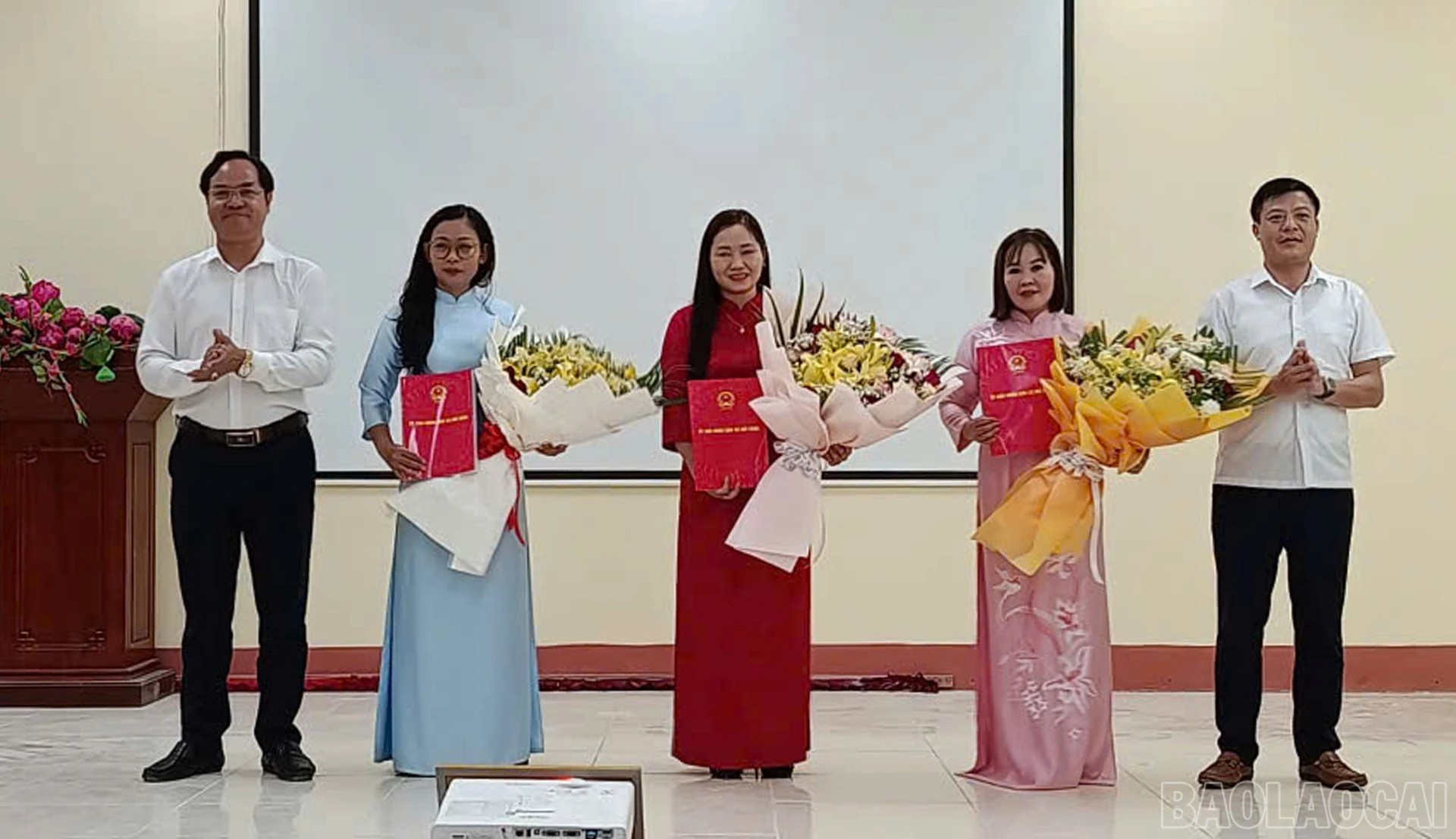 Lãnh đạo xã trao quyết định thành lập trường và các chức danh lãnh đạo, quản lý trường học.