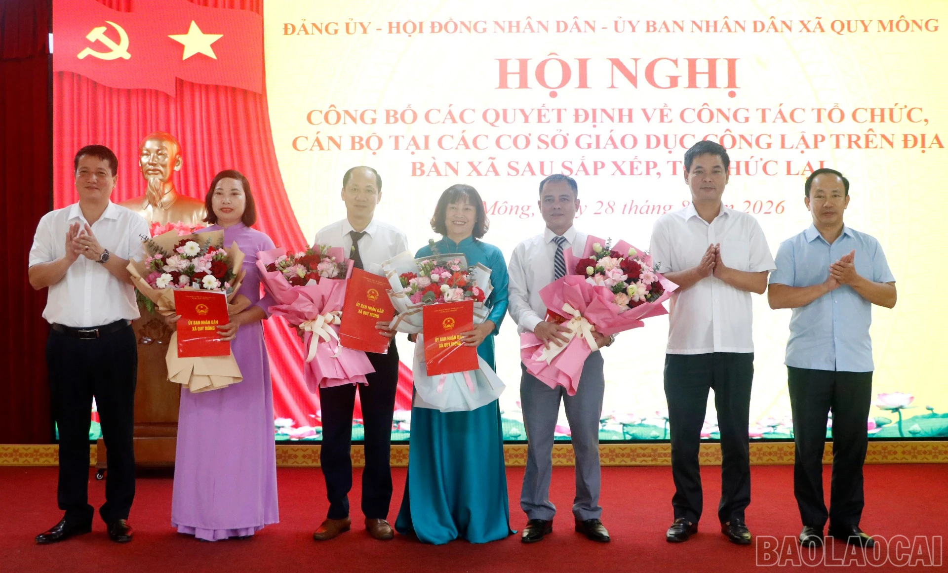 Các đồng chí lãnh đạo xã Quy Mông trao quyết định và tặng hoa chúc mừng các đồng chí trong Ban Giám hiệu Trường Tiểu học Quy Mông.
